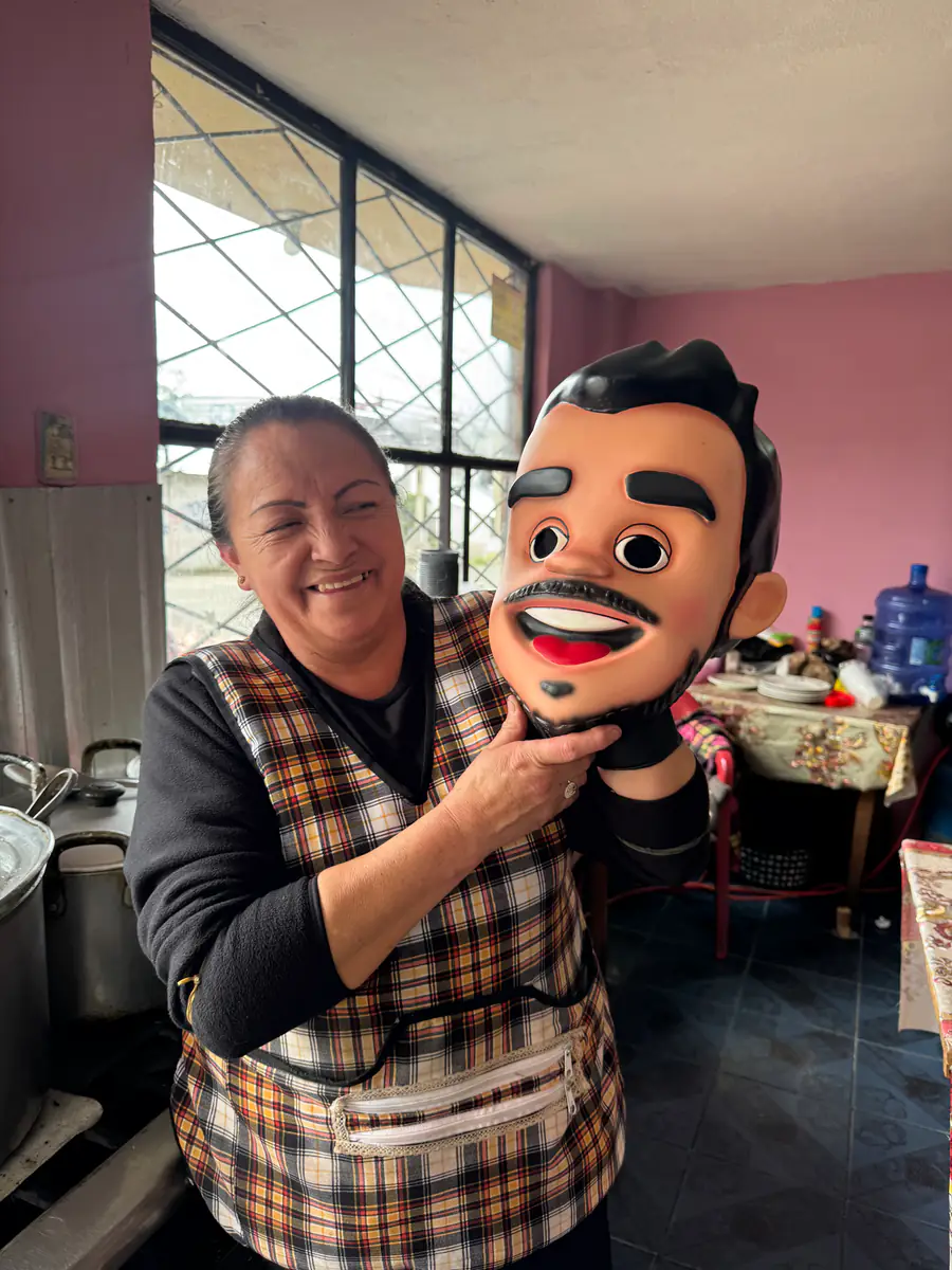 Una ciudadana de Cotopaxi compartiendo con la imagen de Hipólito Carrera