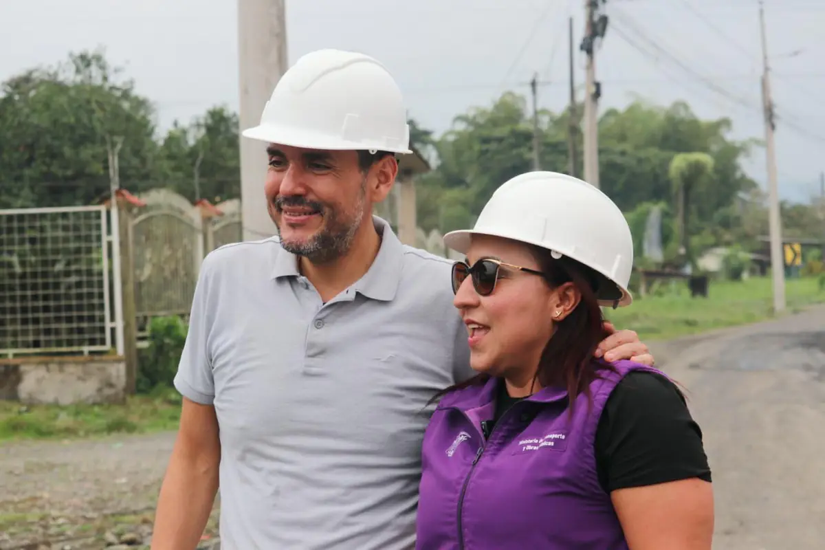 Hipólito Carrera recorre una obra junto a una integrante del equipo técnico